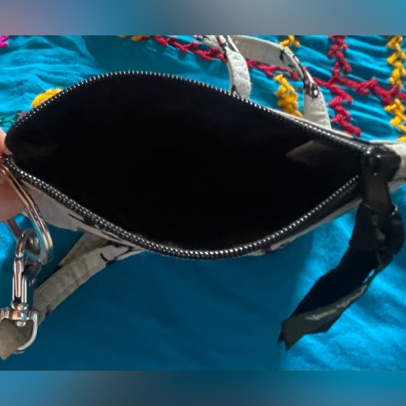 Cute penguin Vera Bradley card case. Measures apx 3 x 5” excellent condition. - Picture 5 of 8